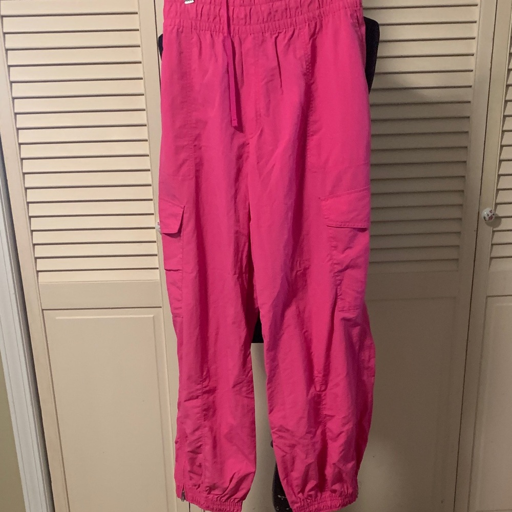 Womens Pink Cargo Pants.   D2